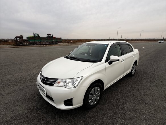 2013 Toyota Corolla Axio XI (E160, E170, E180), белый, 990000 рублей