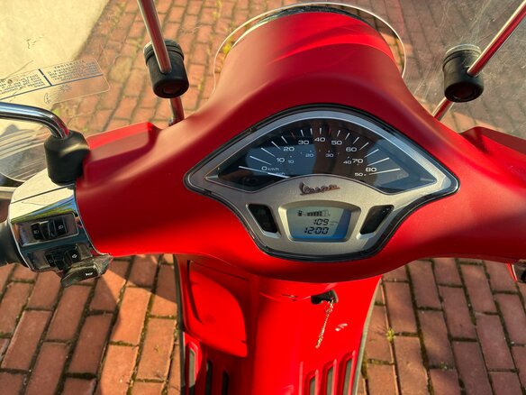 2020 Vespa Primavera, красный - вид 2