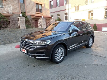 2018 Volkswagen Touareg III, коричневый, 4299000 рублей, вид 2