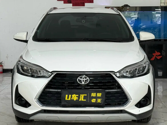 2022 Toyota Yaris IV, белый - вид 1