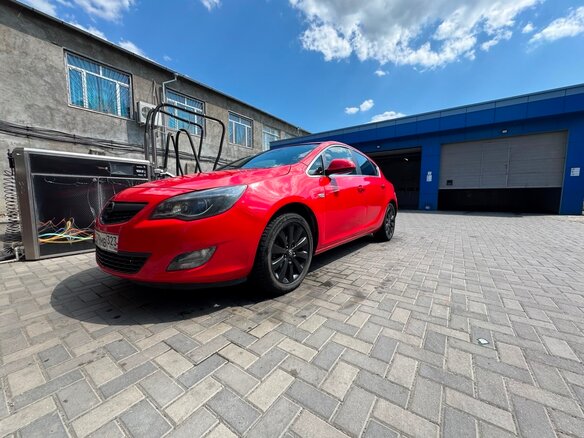 2010 Opel Astra J, красный - вид 2