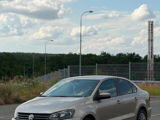 2016 Volkswagen Polo V Рестайлинг, бежевый, 950000 рублей, вид 2