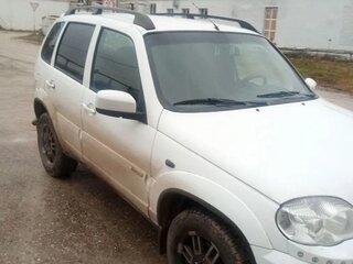 2013 Chevrolet Niva I Рестайлинг, белый, 420000 рублей, вид 3