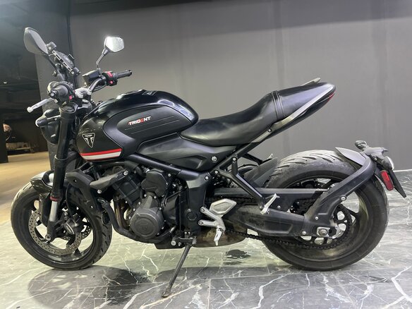2021 Triumph Trident 660, чёрный, 900000 рублей - вид 2