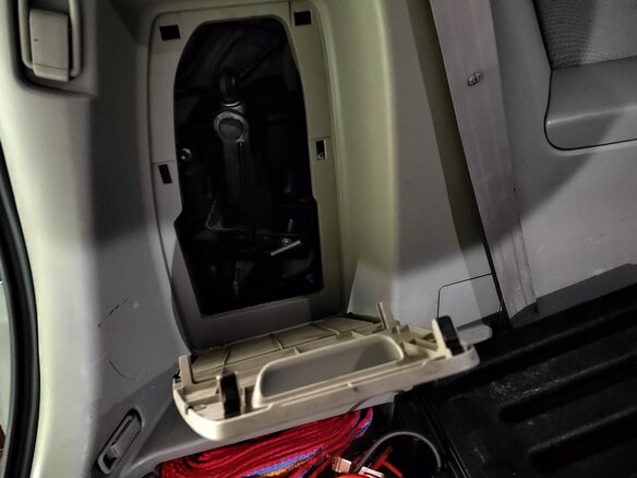 2008 Mazda MPV III (LY), серый, 1200000 рублей - вид 13