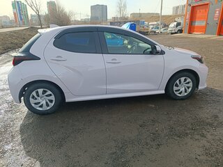 2021 Toyota Yaris IV, белый, 1050000 рублей, вид 3