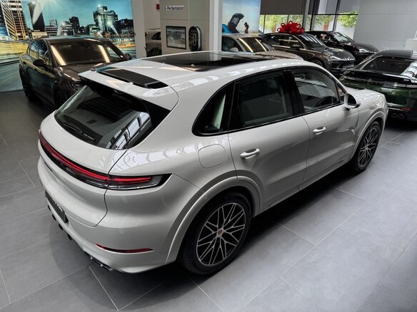 2025 Porsche Cayenne III Рестайлинг, серый - вид 2