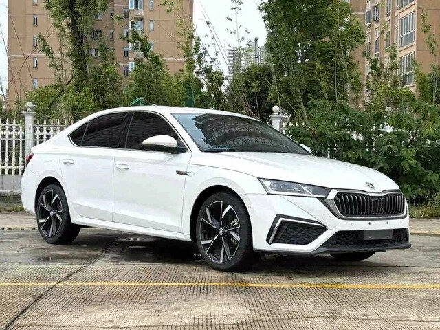 Открыть фотографии: Skoda Octavia IV (A8)