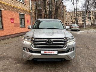 2017 Toyota Land Cruiser 200 Series Рестайлинг 2, серебристый, 5800000 рублей, вид 3