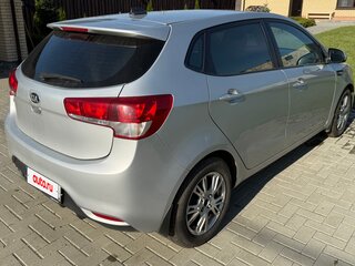 2017 Kia Rio III Рестайлинг, серебристый, 1170000 рублей, вид 3