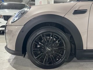 2022 Mini Hatch Cooper III (F55/F56) Рестайлинг 2, бежевый, 2070300 рублей, вид 5