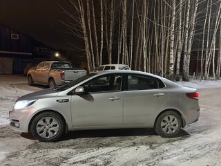 2016 Kia Rio III Рестайлинг, серебристый, 1350000 рублей, вид 3