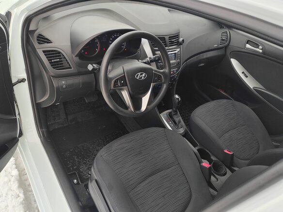 2015 Hyundai Solaris I Рестайлинг, серебристый, 845000 рублей - вид 8