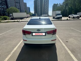 2017 Kia Rio III Рестайлинг, белый, 950000 рублей, вид 3
