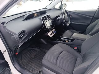 2017 Toyota Prius IV (XW50), белый, 1450000 рублей, вид 5