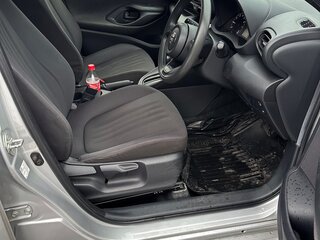 2020 Toyota Yaris IV, серебристый, 1059000 рублей, вид 5