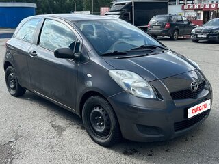 2009 Toyota Yaris II Рестайлинг, серый, 390000 рублей, вид 3