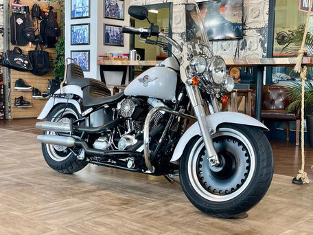 2011 Harley-Davidson Fat Boy, белый, 1290000 рублей, вид 3