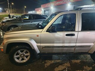 2007 Jeep Cherokee III (KJ) Рестайлинг, серебристый, 600000 рублей, вид 2