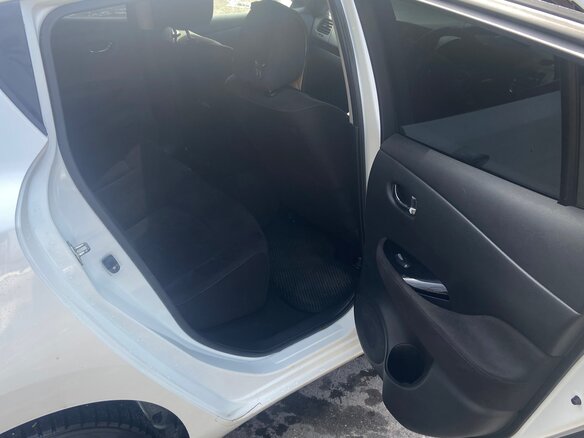 2013 Nissan Leaf (EM57) I (ZE0/AZE0), белый, 1250000 рублей - вид 17