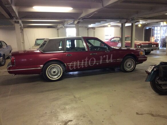1993 Lincoln Town Car II, красный - вид 2