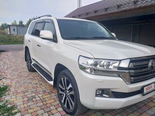 2015 Toyota Land Cruiser 200 Series Рестайлинг 2, белый, 5100000 рублей, вид 3
