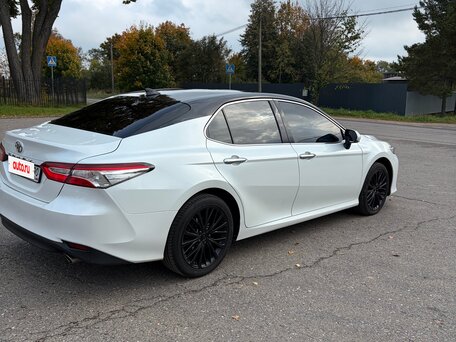 2018 Toyota Camry VIII (XV70), белый, 3250000 рублей, вид 4