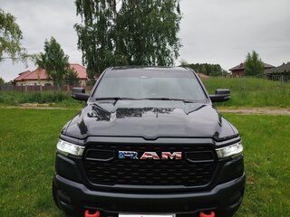 2024 Ram 1500 Crew Cab V Рестайлинг, серый, 5909981 рублей, вид 3