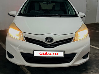 2011 Toyota Vitz III (XP130), белый, 620000 рублей, вид 1