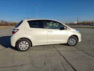 2019 Toyota Vitz III (XP130) Рестайлинг, белый, 1090000 рублей, вид 3