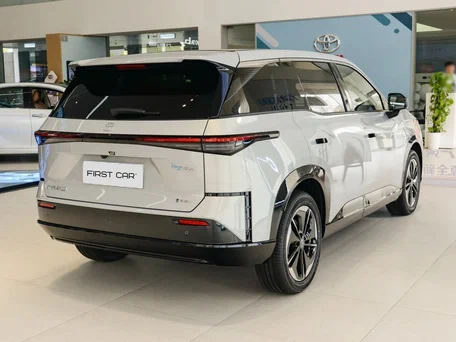 2026 Toyota bZ3X 50 kWh, серебристый, 2635000 рублей, вид 4