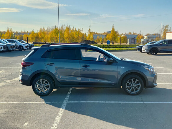 2021 Kia Rio X IV Рестайлинг, серый, 1739000 рублей - вид 3