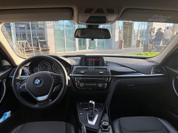 2017 BMW 3 серии 320i xDrive VI (F3x) Рестайлинг, белый - вид 2