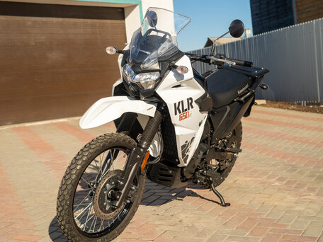 2024 Kawasaki KLR 650, белый, 760000 рублей, вид 3