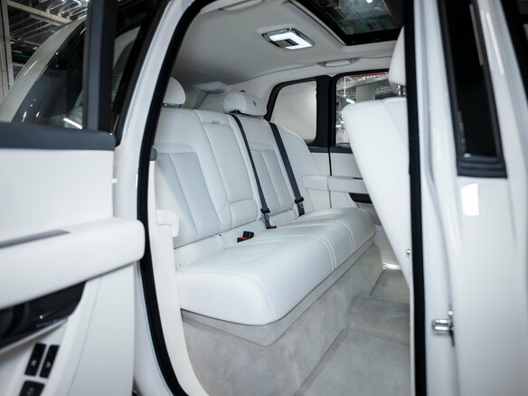 2025 Rolls-Royce Cullinan Black Badge I Рестайлинг (Series II), белый, 64500000 рублей - вид 25