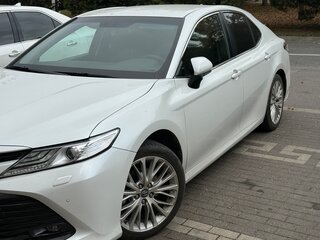 2020 Toyota Camry VIII (XV70), белый, 2320000 рублей, вид 2