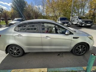 2013 Kia Rio 4-speed III, серебристый, 980000 рублей, вид 2