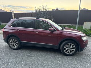 2017 Volkswagen Tiguan II, пурпурный, 2300000 рублей, вид 2