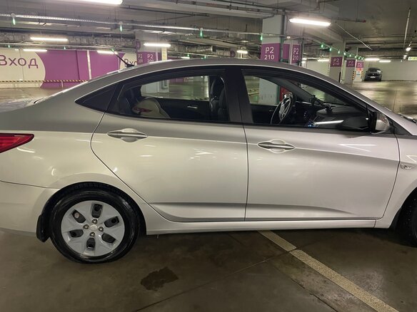2016 Hyundai Solaris I Рестайлинг, серебристый, 700000 рублей - вид 3