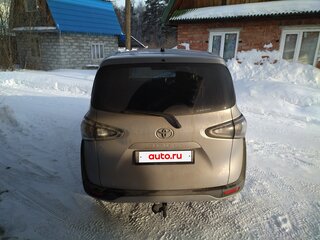 2020 Toyota Sienta II Рестайлинг, серебристый, 1650000 рублей, вид 3