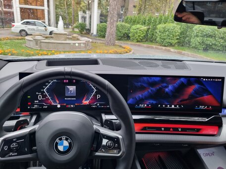 2024 BMW 5 серии 530i xDrive VIII (G60/G61/G68), серый, 7600000 рублей, вид 5
