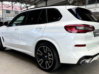 2018 BMW X5 M50d IV (G05/G18), белый, 6200000 рублей, вид 3