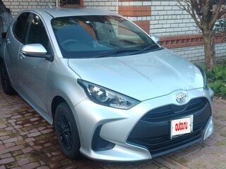 2021 Toyota Yaris IV, серебристый, 1420000 рублей, вид 3