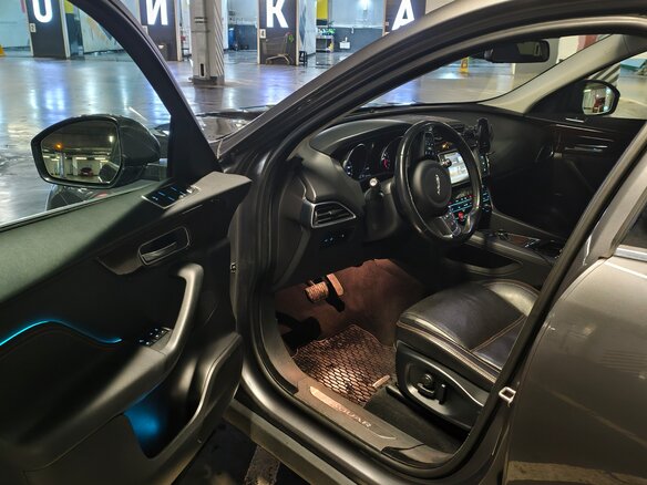 2018 Jaguar F-Pace I, серый, 2550000 рублей - вид 4
