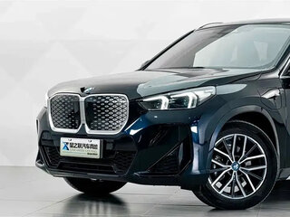 2024 BMW iX1 eDrive 25L, чёрный, 3670110 рублей, вид 2
