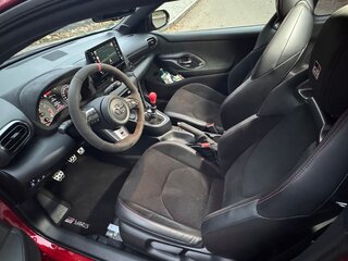 2021 Toyota Yaris IV, красный, 4650000 рублей, вид 5