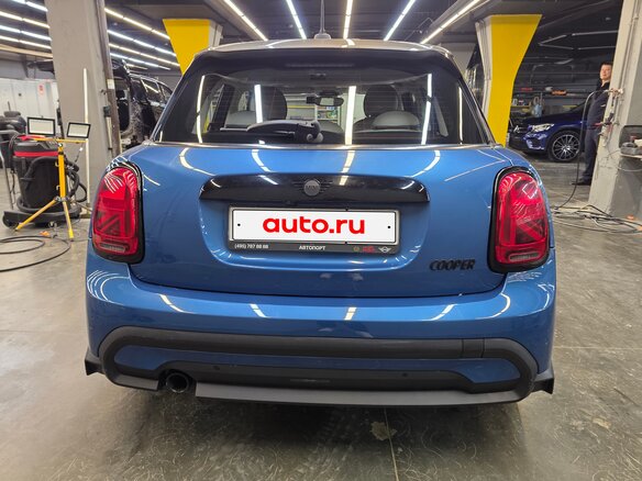 2022 Mini Hatch Cooper III (F55/F56) Рестайлинг 2, синий, 3000000 рублей - вид 4