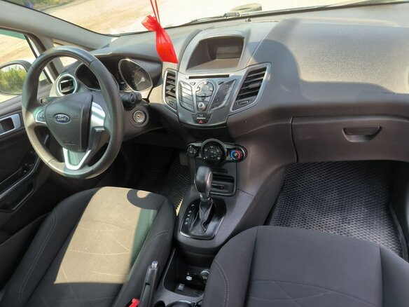 2016 Ford Fiesta Mk6 Рестайлинг, белый, 700000 рублей - вид 6