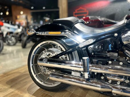 2022 Harley-Davidson Fat Boy, чёрный, 3100000 рублей, вид 2