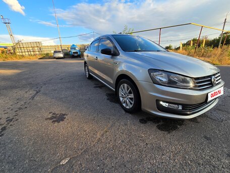 2019 Volkswagen Polo V Рестайлинг, серебристый, 890000 рублей, вид 3